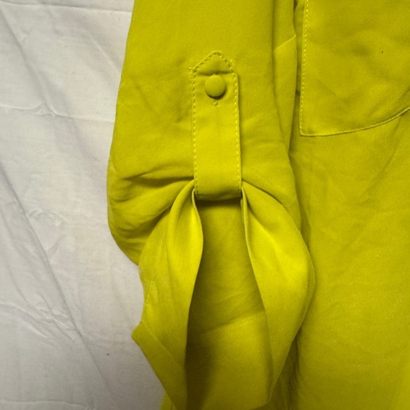 Torrid Blouse Top Womens Size 2 Yellow Roll Tab Sleeve Pockets V Neck Pullover - Picture 4 of 5